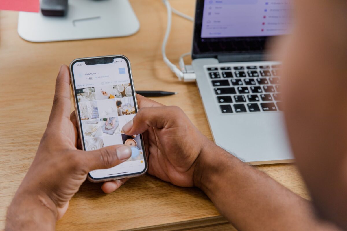 Community managers en 2026 : IA quotidienne, vidéo et LinkedIn, ce que révèle l'enquête BDM